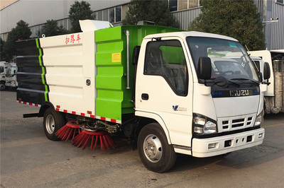 道路清潔與安全防護 掃路車與防撞緩沖車的協(xié)同守護