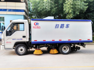福田小型掃路車與多功能路面養(yǎng)護解決方案