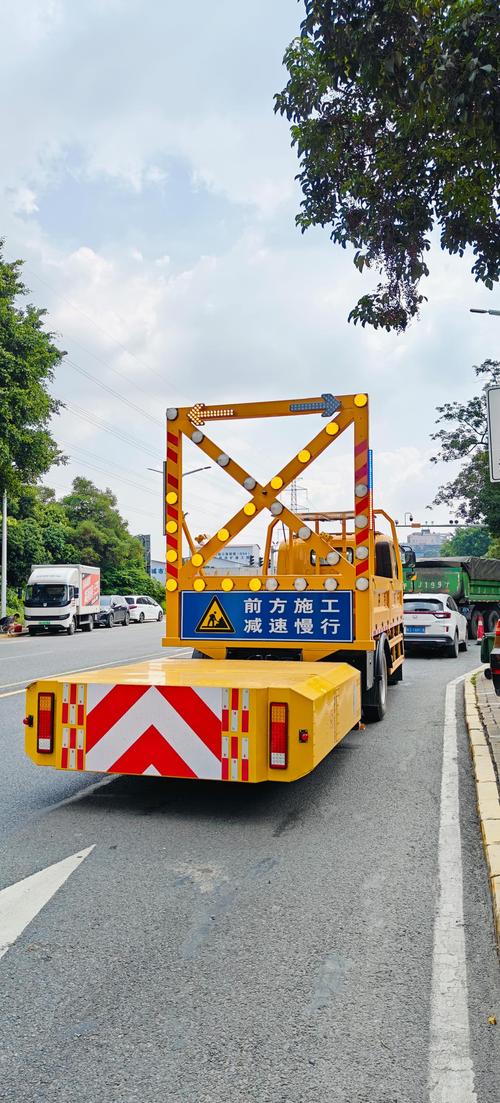 廣東梅州防撞緩沖車出租 為道路施工安全護(hù)航的堅實(shí)屏障